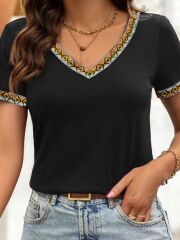 Kadın Kısa Kollu V şerit Etnik Desen Yakalı Viskon Bluz