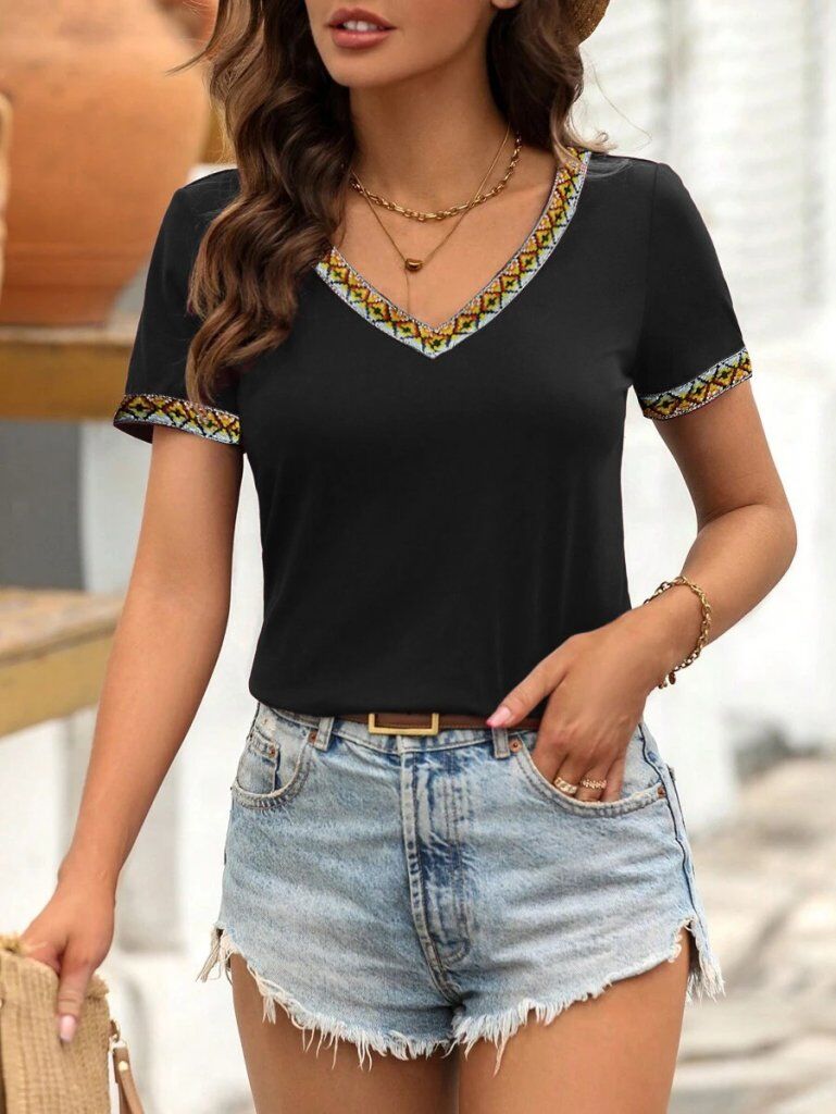 Kadın Kısa Kollu V şerit Etnik Desen Yakalı Viskon Bluz