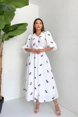 Kırmızı Yakası Çiçek Motifli Kemerli Elbise