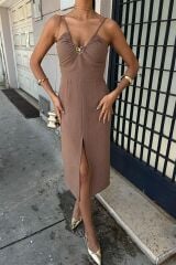 Göğsü Aksesuarlı Önü Yırtmaçlı Elbise 2899