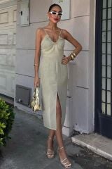 Göğsü Aksesuarlı Önü Yırtmaçlı Elbise 2899