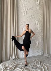 GÜLLÜ ELBİSE ASİMETRİK KATLI - Siyah