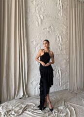 GÜLLÜ ELBİSE ASİMETRİK KATLI - Siyah