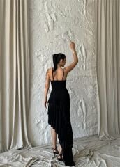 GÜLLÜ ELBİSE ASİMETRİK KATLI - Siyah