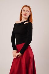 Omuz Dekolte Detaylı Siyah Bluz