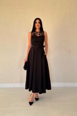 Siyah Önü Dantel Detaylı Kemerli Elbise