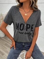Kadın Kısa Kollu önden Fermuarlı Yazı Baskılı Viskon Bluz