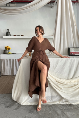 V YAKA BEL BONCUK BAĞLAMALI MÜSLİN ELBİSE YIRTMAÇ DETAYLI - Kahverengi