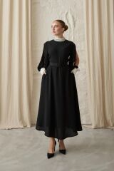 Siyah Yaka Ve Kolları Taşlı Elbise