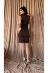 Kahverengi Büzgülü Kolsuz Elbise