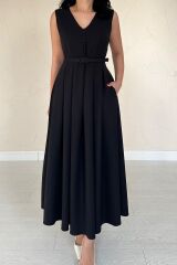 Siyah Önü Britli Pileli Elbise