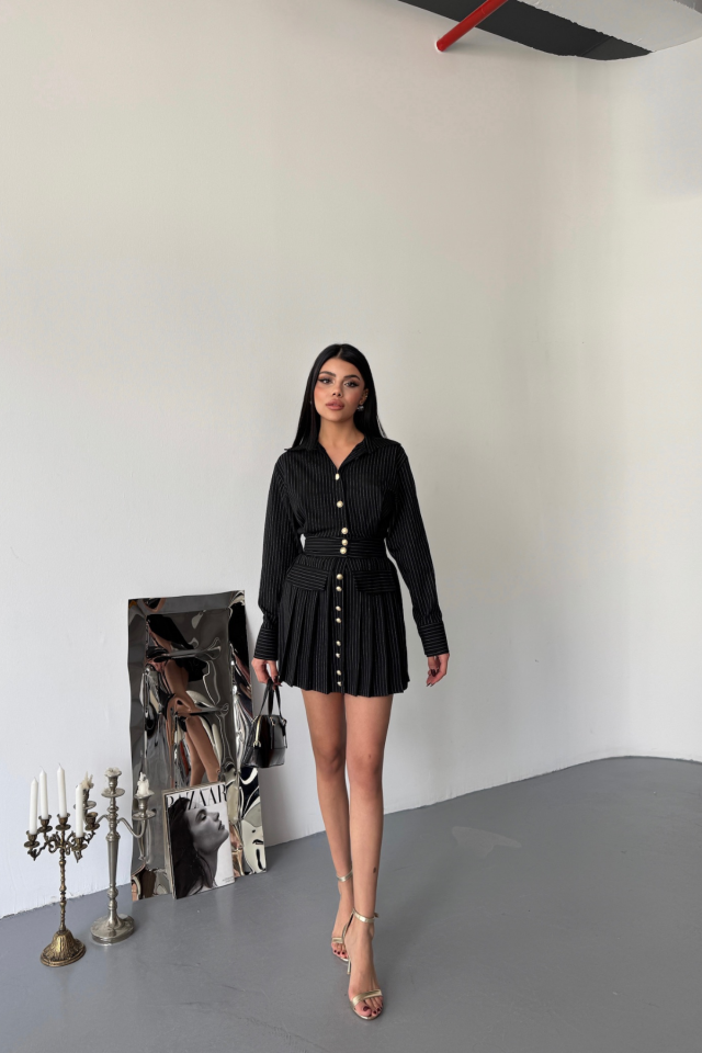 ÖNDEN GOLD DÜĞMELİ PİLELİ KISA ELBİSE - Siyah