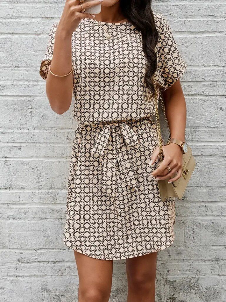 Kadın Kısa Kollu Yuvarlak Yaka Beli Kuşaklı Geometrik Desenli Süprem Elbise