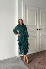 Zümrüt Valonlu Şeritli Kat Kat Elbise