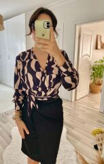 Kadın Uzun Kollu Kruvaze Yaka Dijital Baskılı Fiyonk Detay Dalgıç Kumaş Elbise