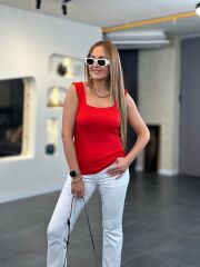 Kare Yaka Kalın Askılı Beyaz Triko Bluz