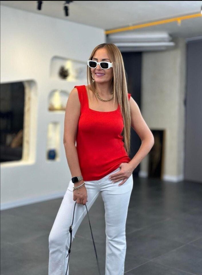 Kare Yaka Kalın Askılı Beyaz Triko Bluz