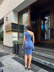 Kadın Omuz Dekolteli Arkası Büzgü Detay Sandy Kumaş Elbise